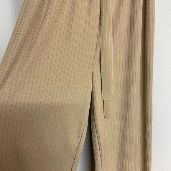 Fashion. Beige wide leg pants with pleats no size tag - Picture 2 of 6